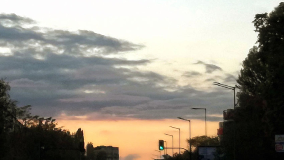 През следващото денонощие облачността над страната ще е значителна но