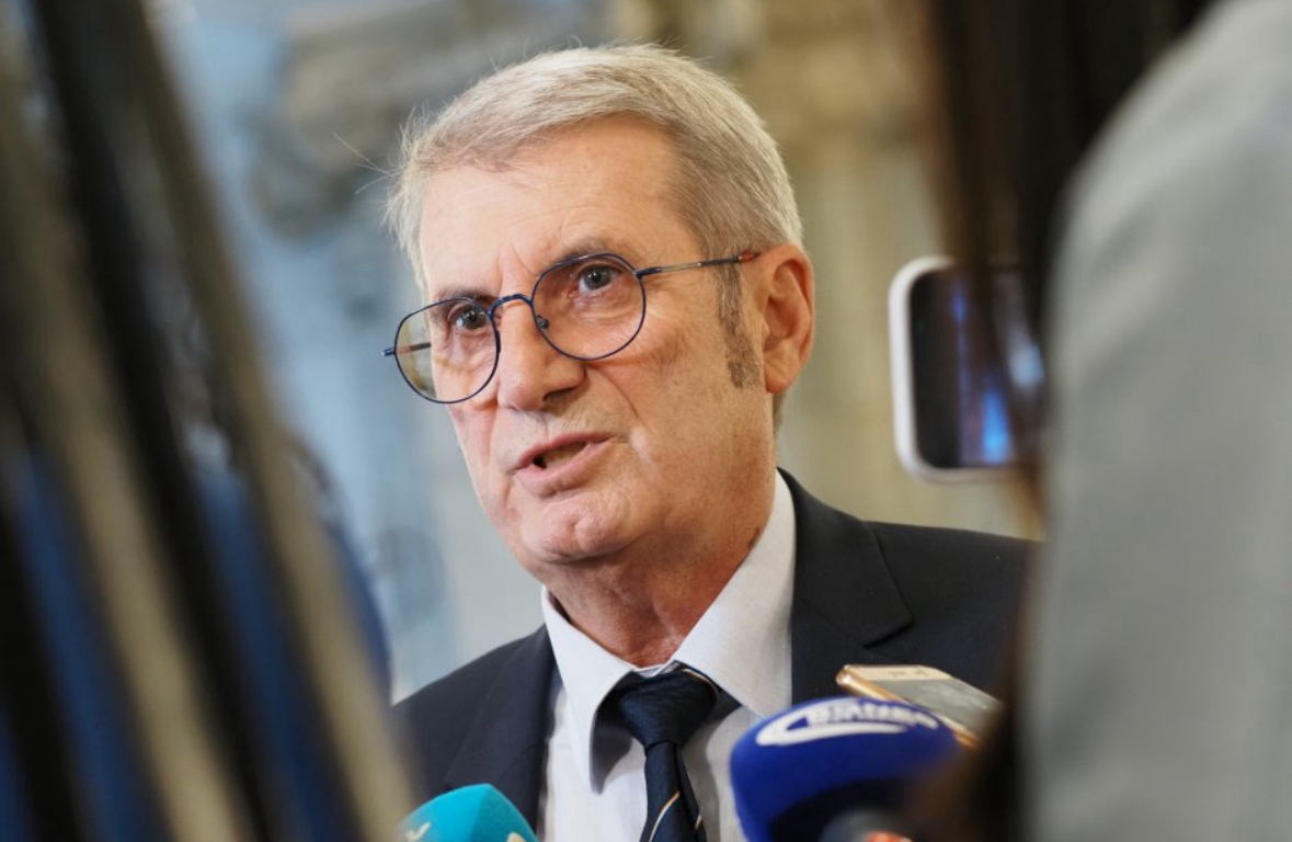 Министърът на здравеопазването Христо Хинков заяви че е спирал конкурси