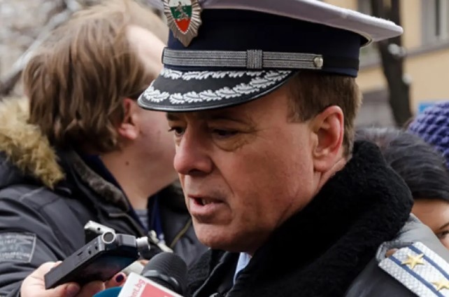 Тази скорост е безумна младият човек драстично е вдигнал мощността