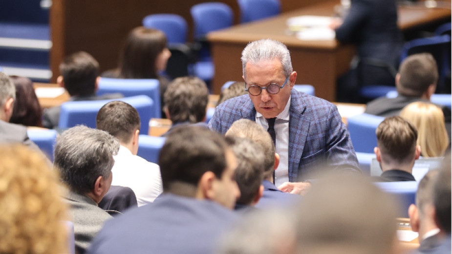 При внос на продукти като стомана желязо алуминий и изкуствени