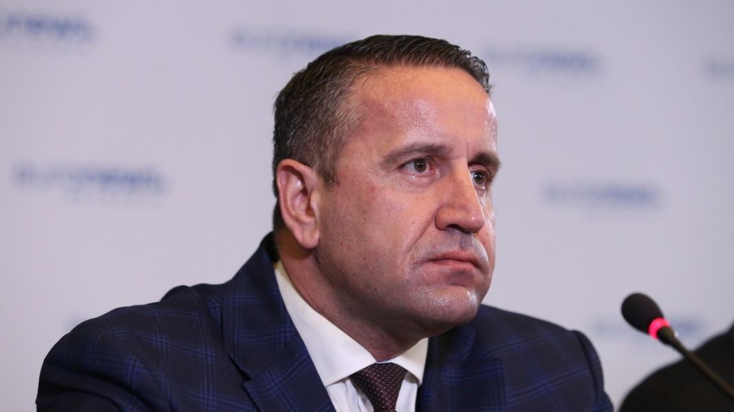 Продължава сюжет в който ни управляват конкуриращи се политически сили които