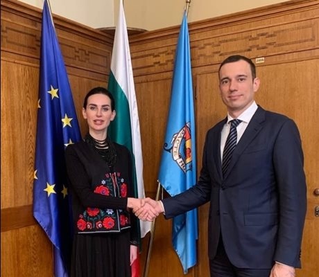 Две години Украйна отбранява хората границите и достойнството си от