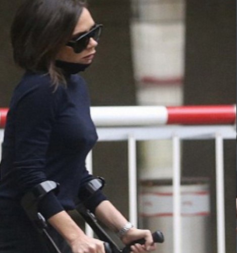 Виктория Бекъм беше видяна да накуцва на излизане от ресторант