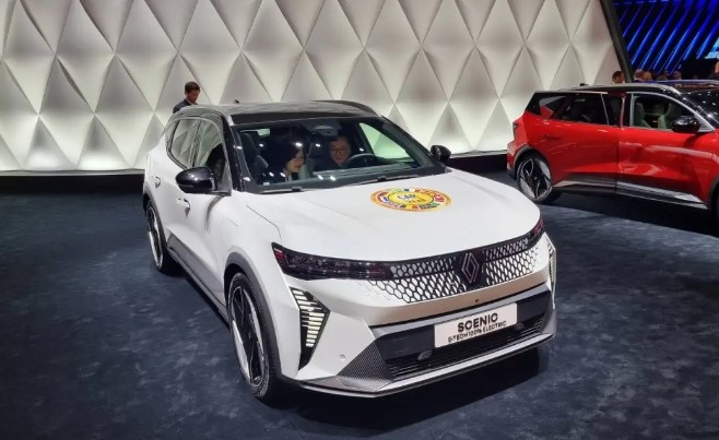 В откриващия ден на автомобилното изложение в Женева състав от