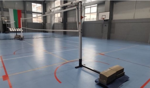 Две години след откриването на чисто новото крило с физкултурен