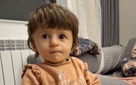 Малката Амая Абрашева която се нуждаеше спешно от трансплантация на