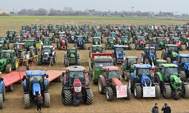 В понеделник колони от фермери протестиращи срещу земеделските разпоредби и