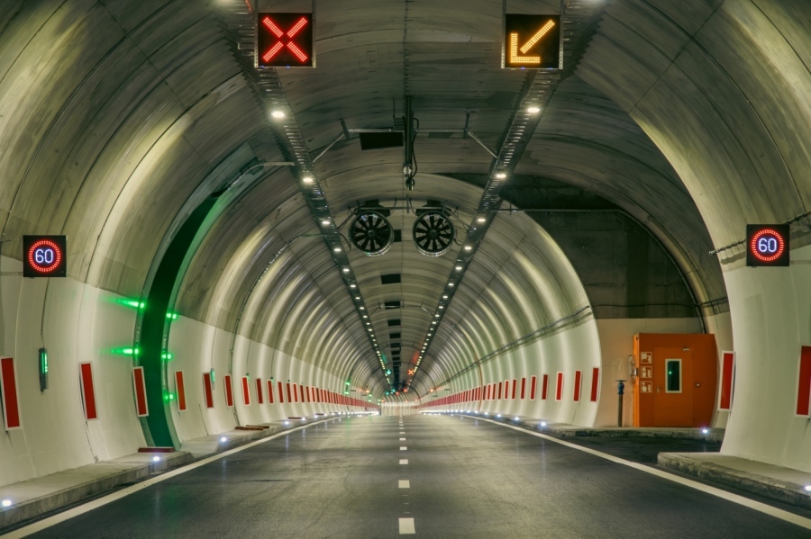 След въвеждането в експлоатация на тунела Железница част от АМ