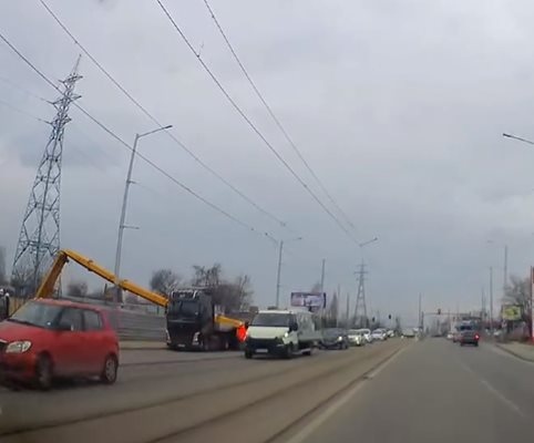 Огромен кран падна върху строежа на метрото при комплекс Червено