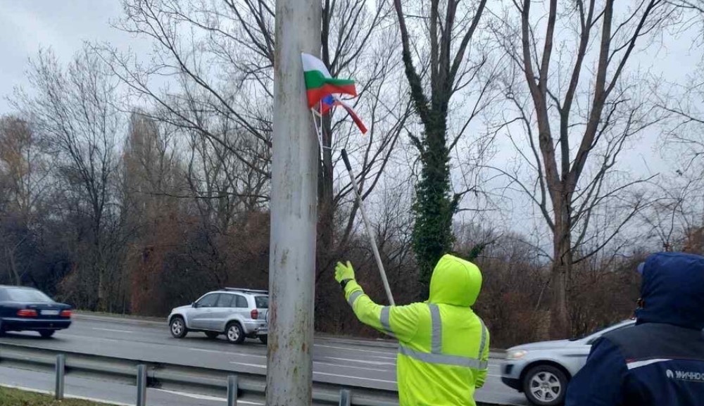 Получихме сигнал за поставени руски знамена на стълбове на “Цариградско
