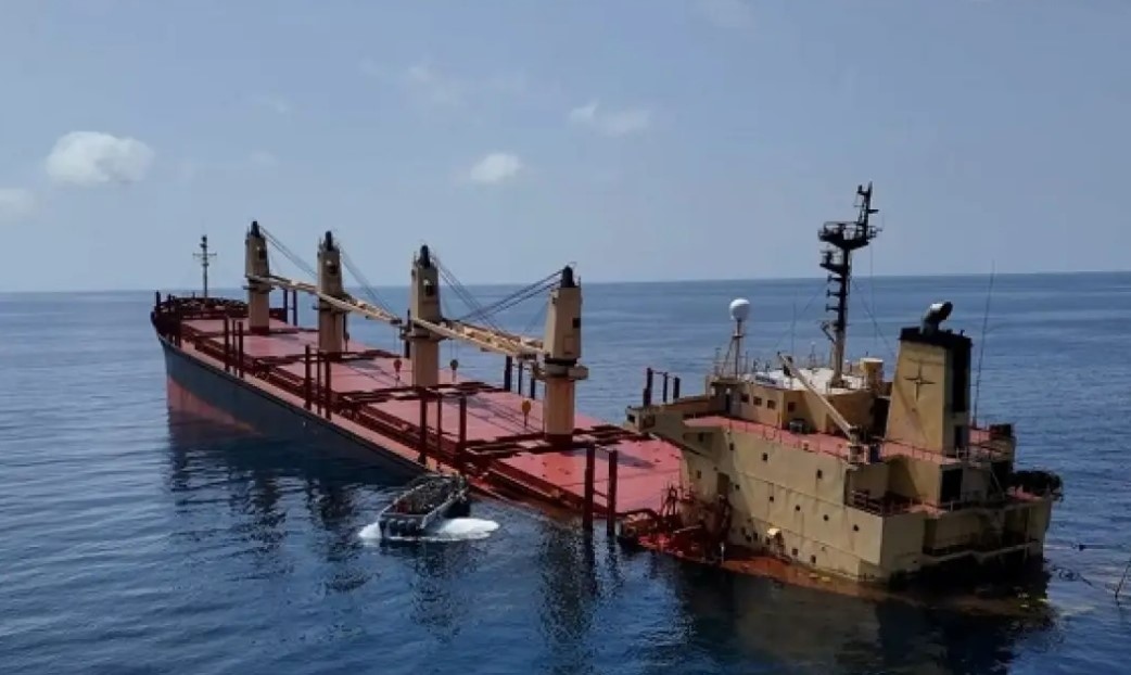 Корабът Рубимар атакуван от йеменските бунтовници хути потъна в Червено
