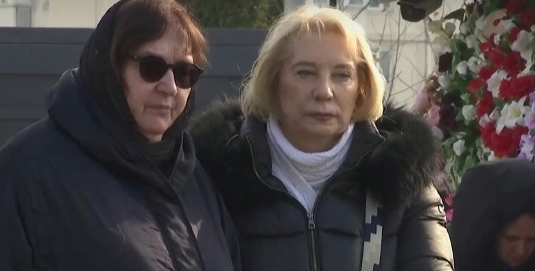 Стотици руснаци носят цветя на гроба на руския опозиционер Алексей