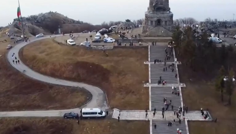 Хиляди хора се събират тази сутрин на Шипка за да