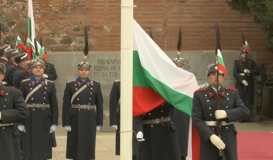 Издигнаха националният трибагреник пред Паметника на Незнайния воин в София