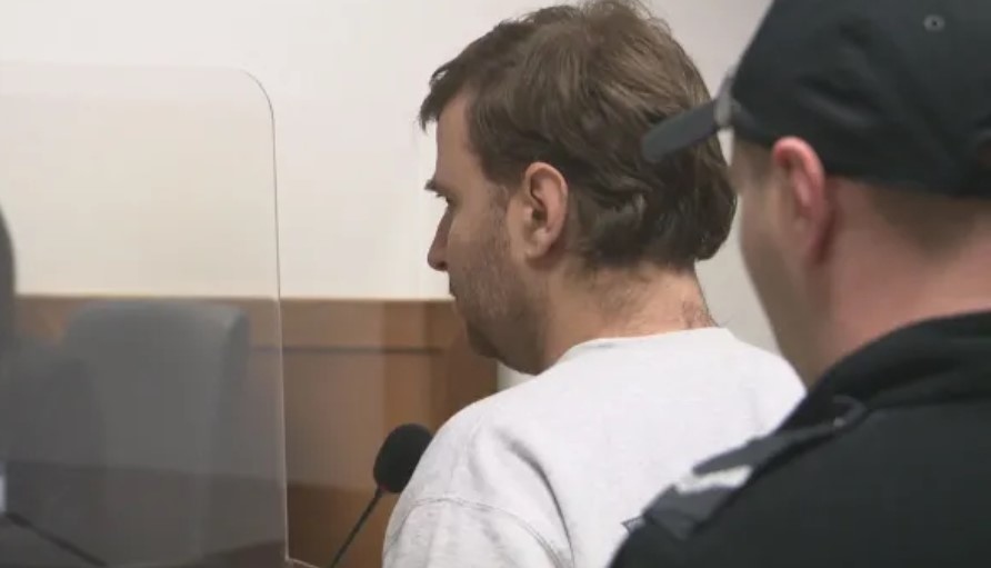 Скитникът известен с прозвището Червения пират се изправи пред съда