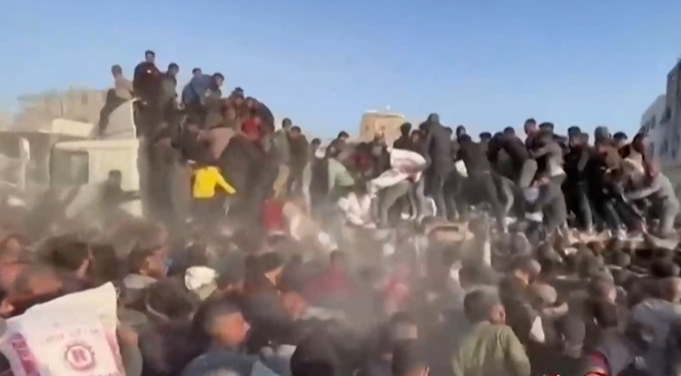 Нови тревожни кадри от Газа с хора които се бият