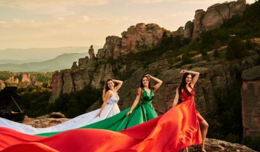 Видеоклип с жени с летящи рокли в цветовете на националния
