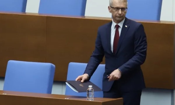 Депутатите в Народното събрание приеха оставката на премиера акад Николай