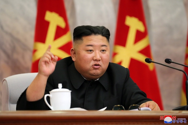 Лидерът на Северна Корея Ким Чен ун инспектира полевото обучение на