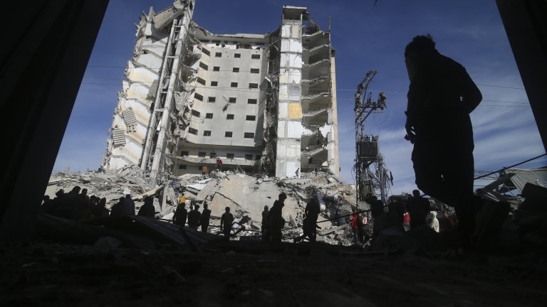Израел удари днес един от най-високите жилищни блокове в град
