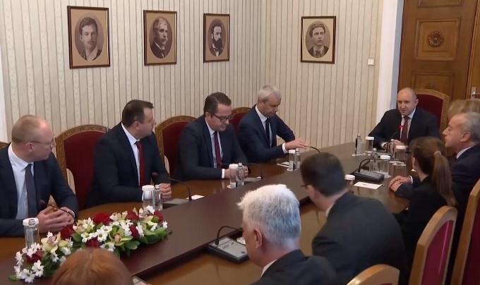 Президентът Румен Радев продължава консултациите с парламентарно представените партии преди