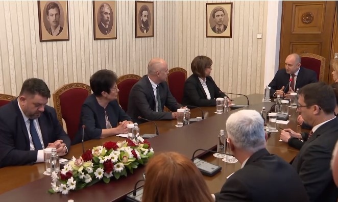 Президентът Румен Радев продължава консултациите с парламентарно представените партии преди