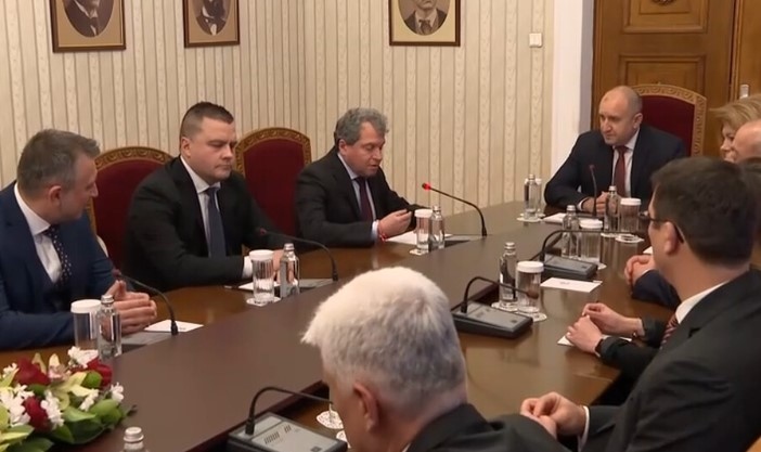 Последна консултация при президента Румен Радев На Дондуков 2 пристигнаха