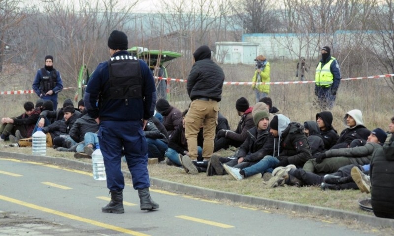Общинари: Мъжете мигранти да бъдат изведени от центъра в Овча купел