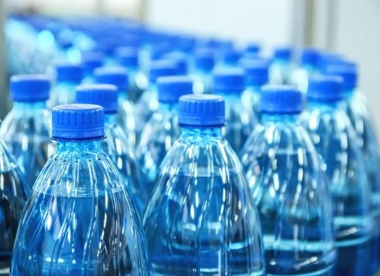Кой в Европа пие най-евтината и кой най-скъпата бутилирана вода?