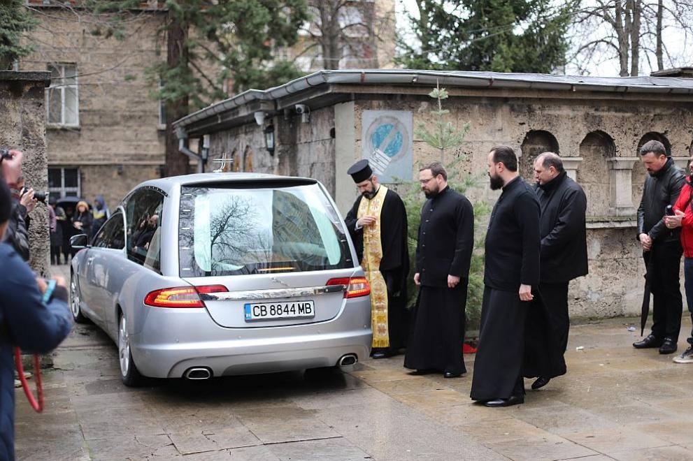 Тленните останки на българския патриарх Неофит са положени за поклонение