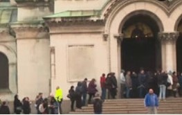 Опашка от вярващи се изви на поклонението пред патриарх Неофит в