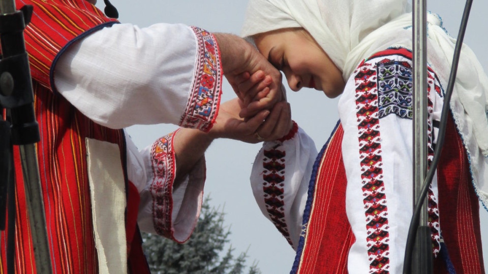 Българската православна църква почита днес църковния празник Неделя сиропустна наричан