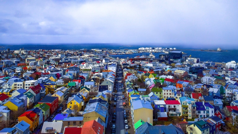 Жителите на исландския град Гриндавик и туристите в курорта Синята
