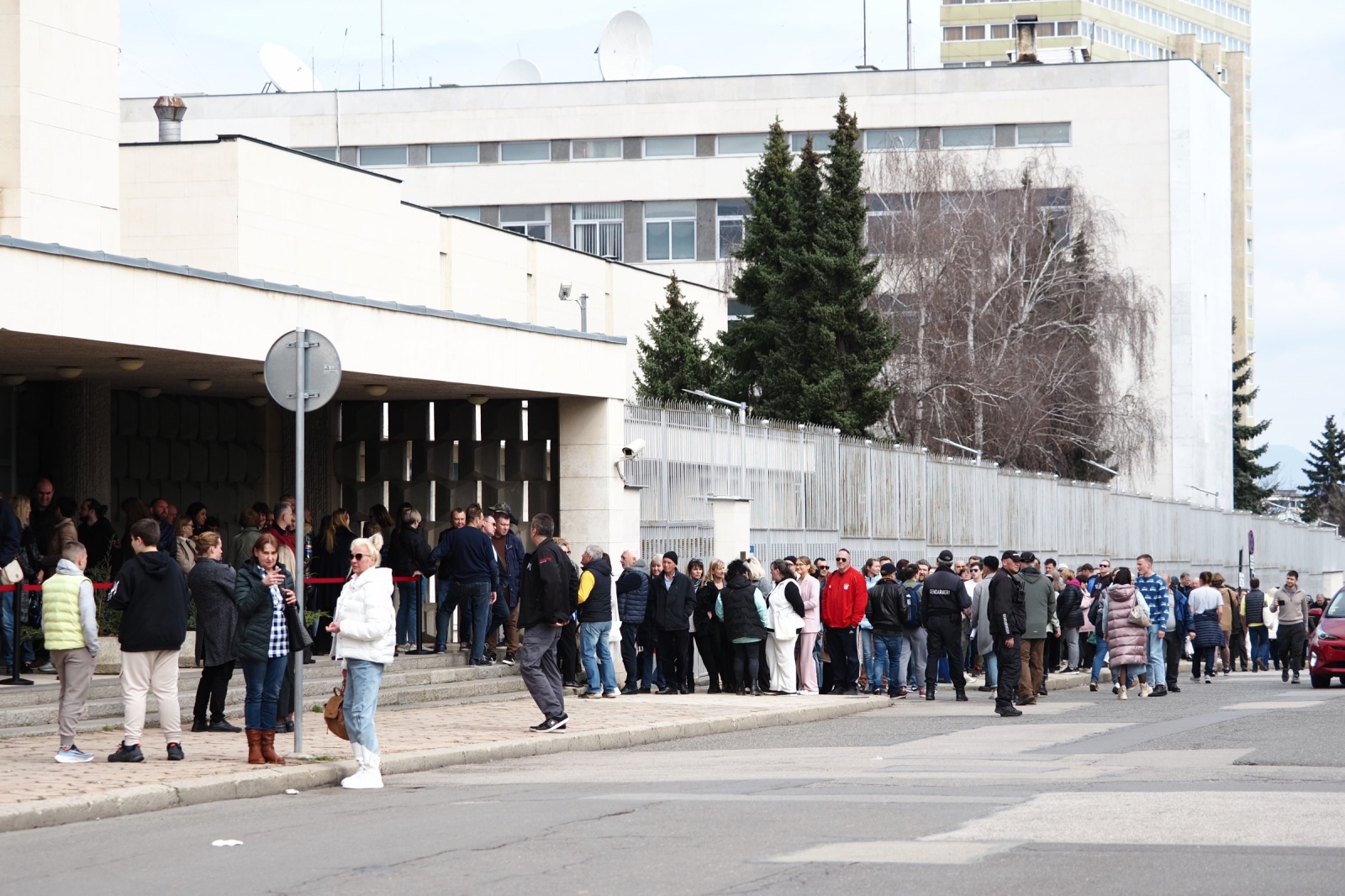 Хиляди руски граждани се наредиха масово в избирателните секции до