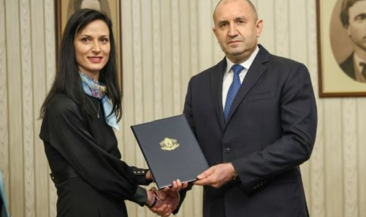 Президентът Румен Радев връчи първия проучвателен мандат за съставяне на