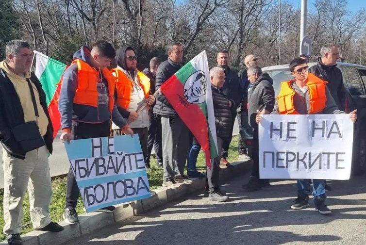 С автошествие по централните варненски булеварди до сградата на Общината