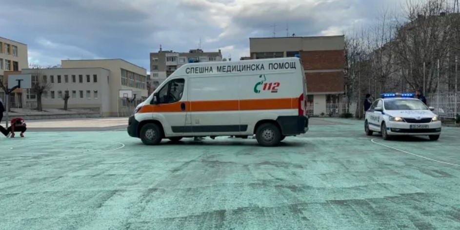 Малолетно момче е починало в двора на училище в Казанлък