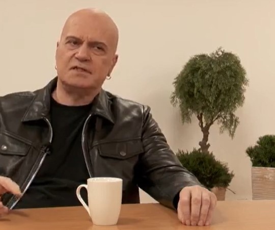 Лидерът на Има такъв народ Слави Трифонов отговаря на въпроси