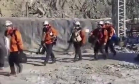 Тринайсет миньори са блокирани след свличане на скална маса в