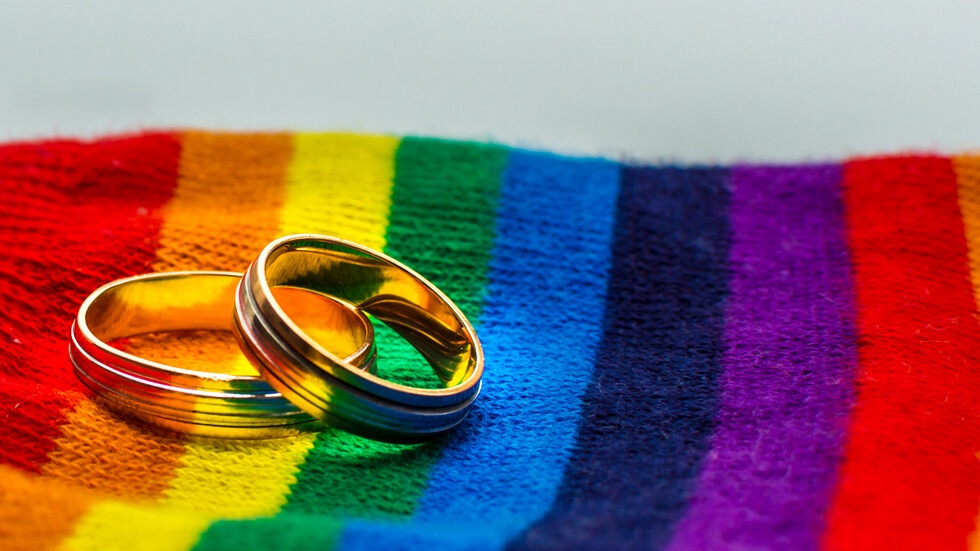 Първите разрешителни за брак за еднополови двойки бяха издадени на