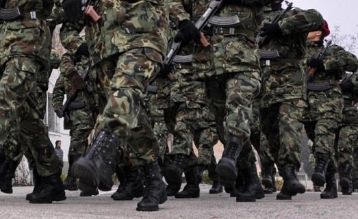 Вдигат заплатите на цивилните служители и военнослужещите с минимум 10  Това стана