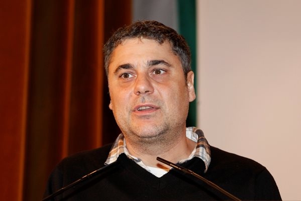 Почина писателят Алек Попов съобщиха от Българската академия на науките  Той е