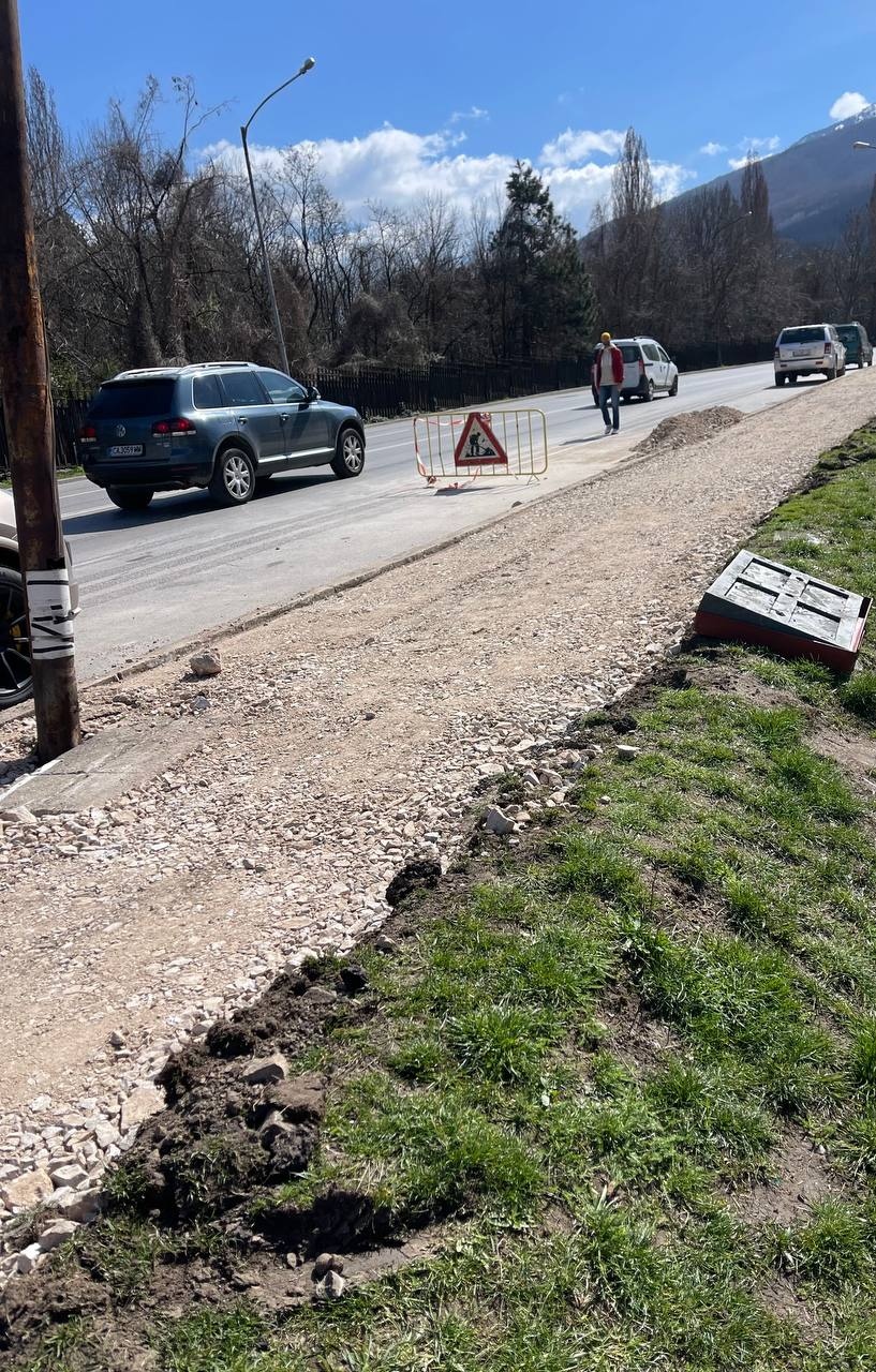 Ремонтът на тротоарите по бул Александър Пушкин е започнала общинската