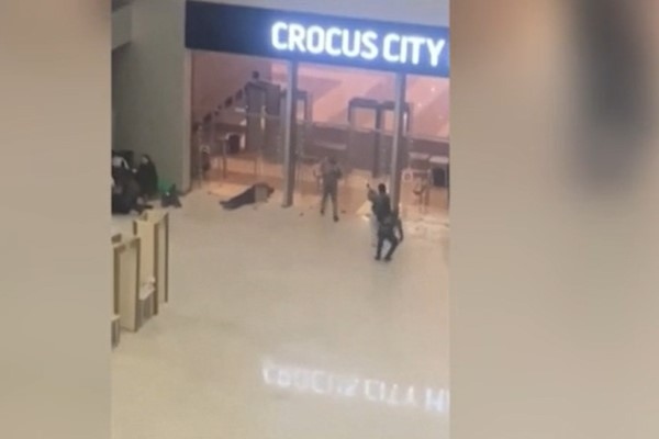 При масова стрелба в концертна зала край Москва загинаха 60