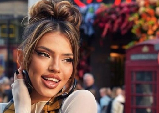 Певицата Дарина Йотова по известна като Дара се гушка с брата