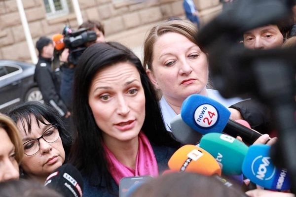 Мария Габриел оттегли заявеното от нея изпълнение на проучвателния мандат за