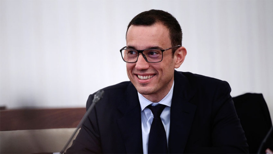 От първи април с 35 ще бъдат увеличени заплатите на