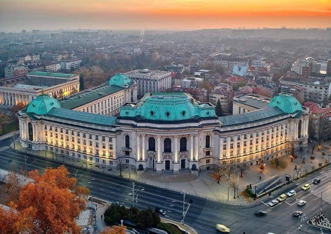 Полицията на крак заради атака с бомбени заплахи във важни