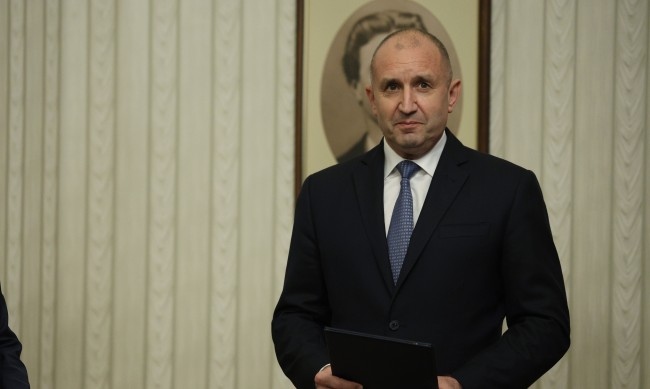 Държавният глава Румен Радев връчи третия мандат за съставяне на