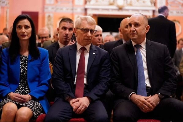 Дневният ред в обществото в момента зависи от действията на